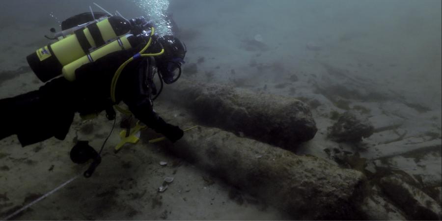 Diving examining cannons of the seabed