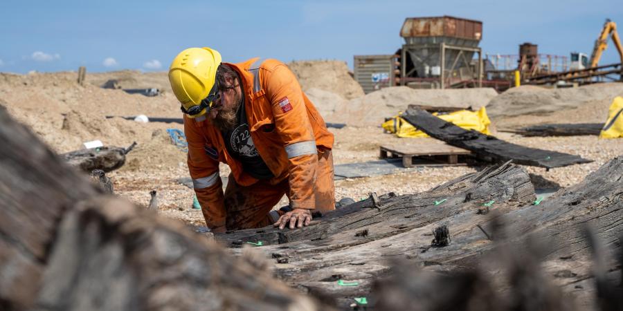 Archaeologist works on the remains on a rare Elizabethan ship found at a quarry in Kent © Wessex Archaeology