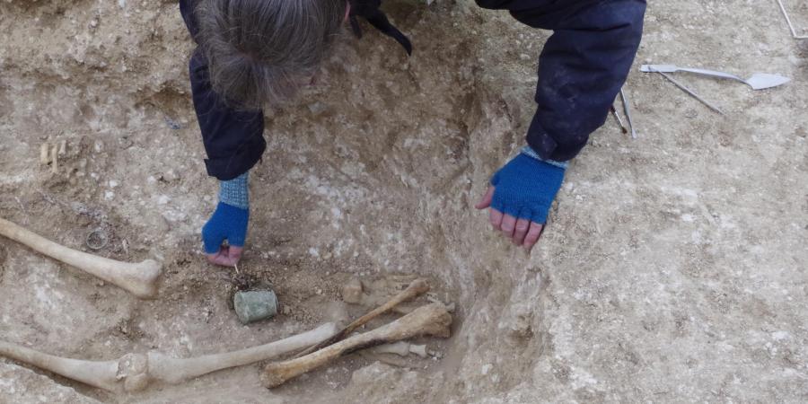 Lifting the workbox from an Anglo-Saxon grave at Tidworth