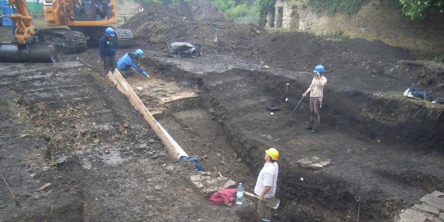 The Time Team excavating at Codnor Castle