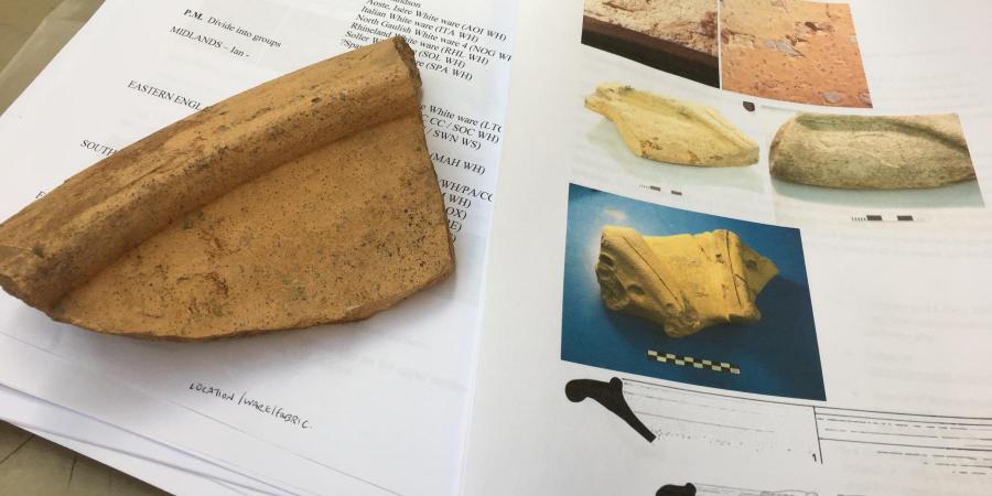 Roman pottery and written material to help you familiarise yourself with how it looks