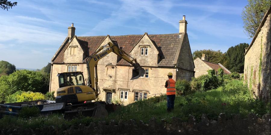 A view of the Packhorse Inn, Bath, with archaeologist in foreground