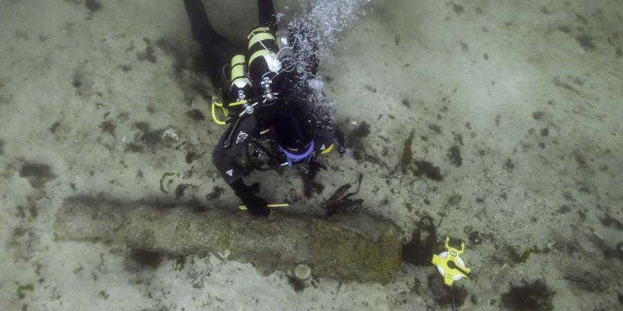 Measuring canons on the Drumbeg wreck site