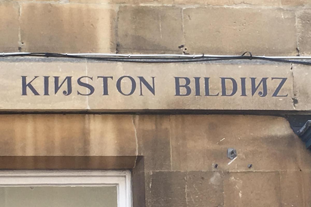 KIИSTON BILDIИZ street sign