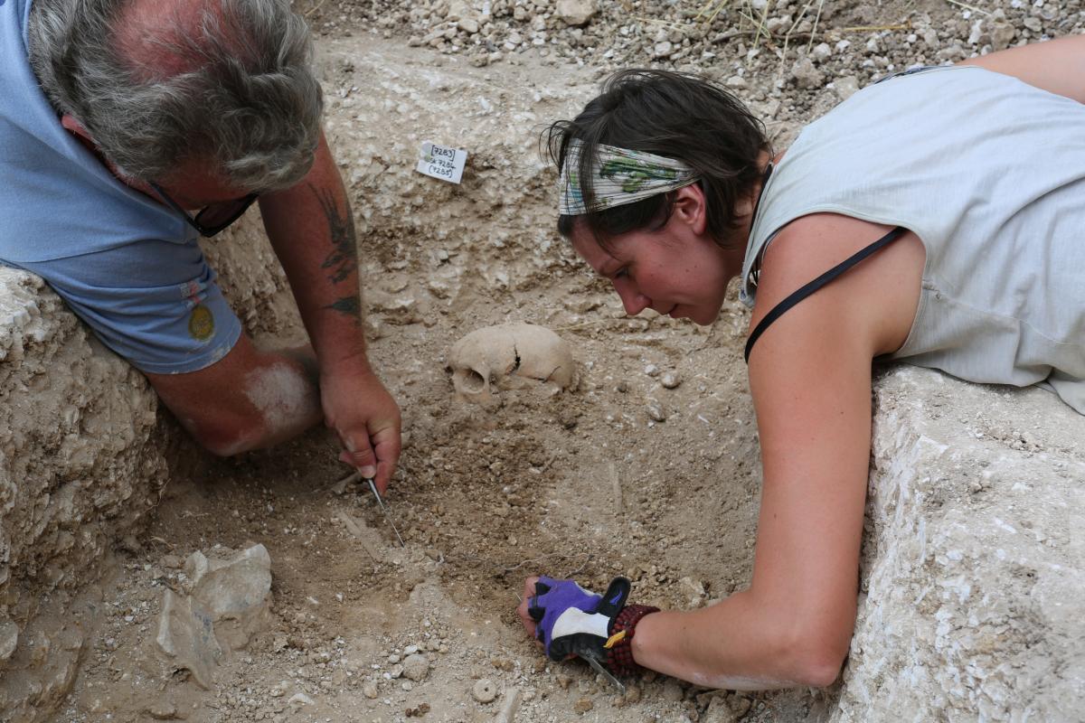 Excavation of a grave at Barrow Clump 2018
