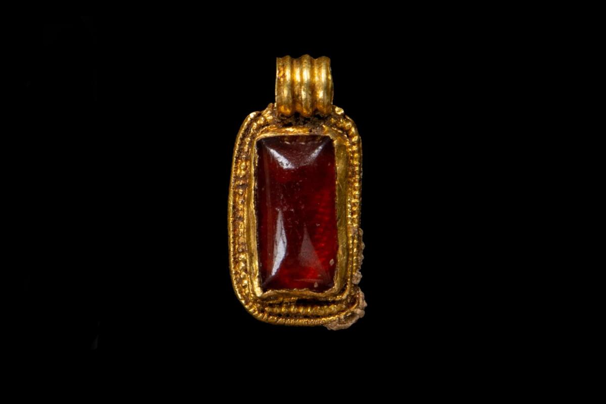 Anglo-Saxon gold pendant with garnet centre