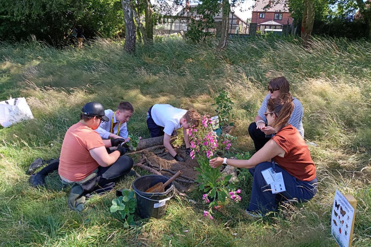 Trenchmates Teenagers excavating an archaeological trench, to improve their Wellbeing 