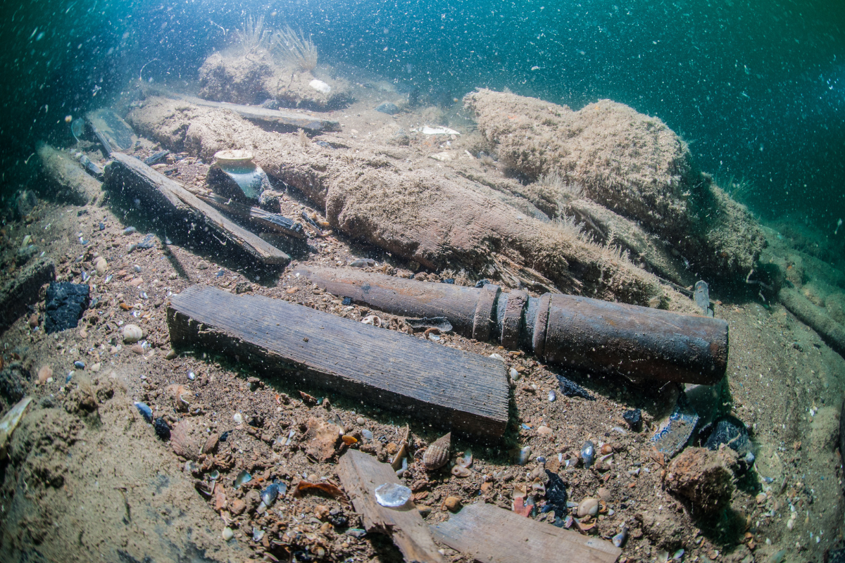 Mixed debris including turned balustrade and ceramics © Stefan Panis