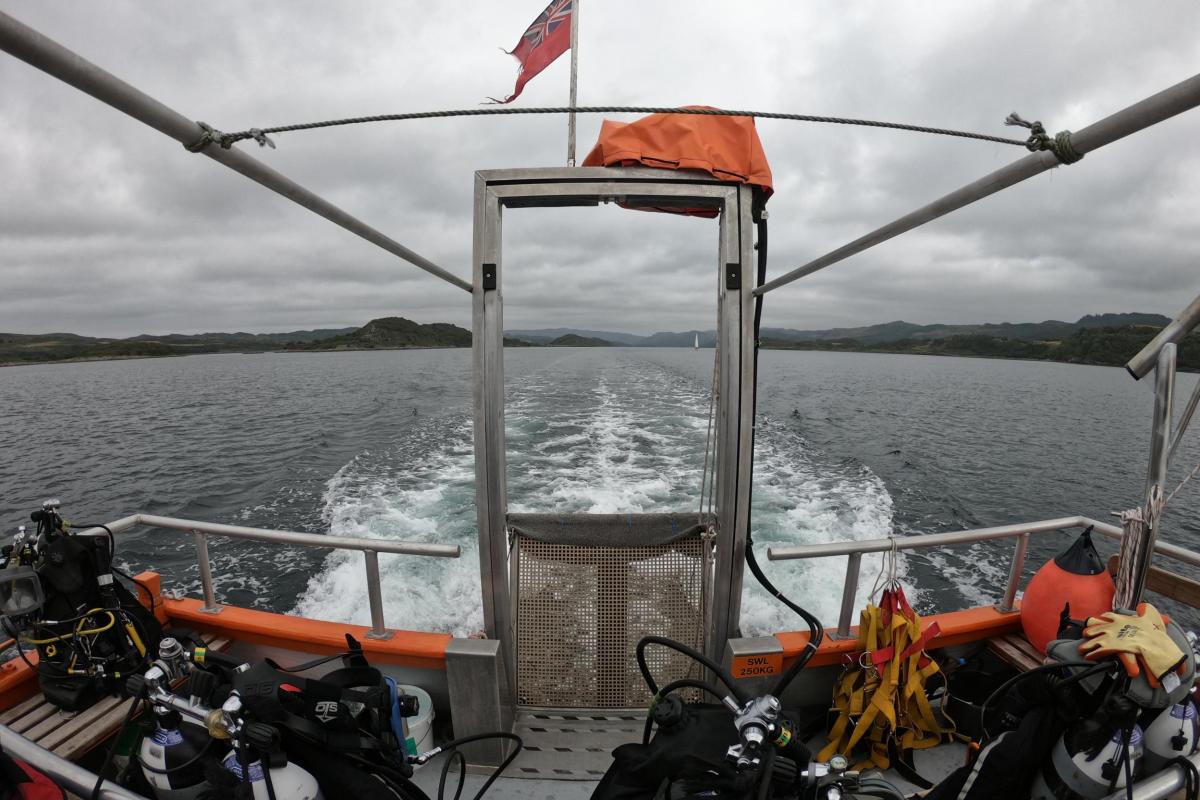 diving vessel -diving commences 