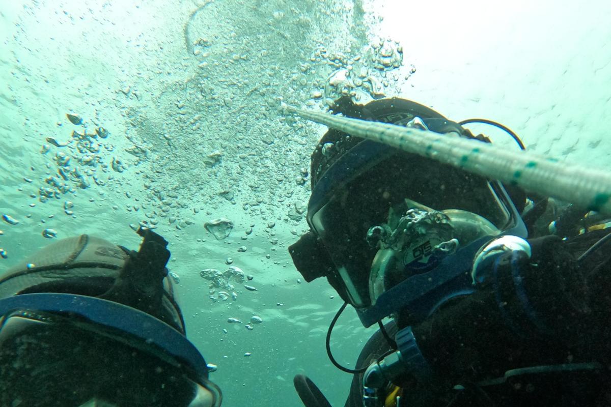divers in full kit 