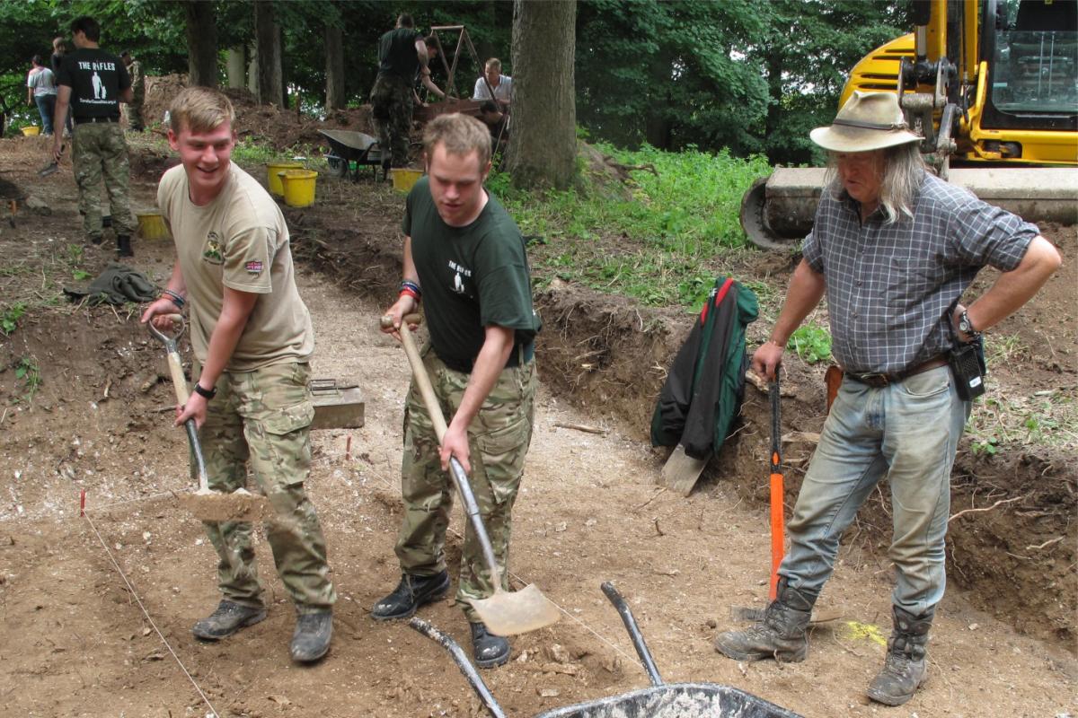 Phil Harding supervising soldiers during excavation work