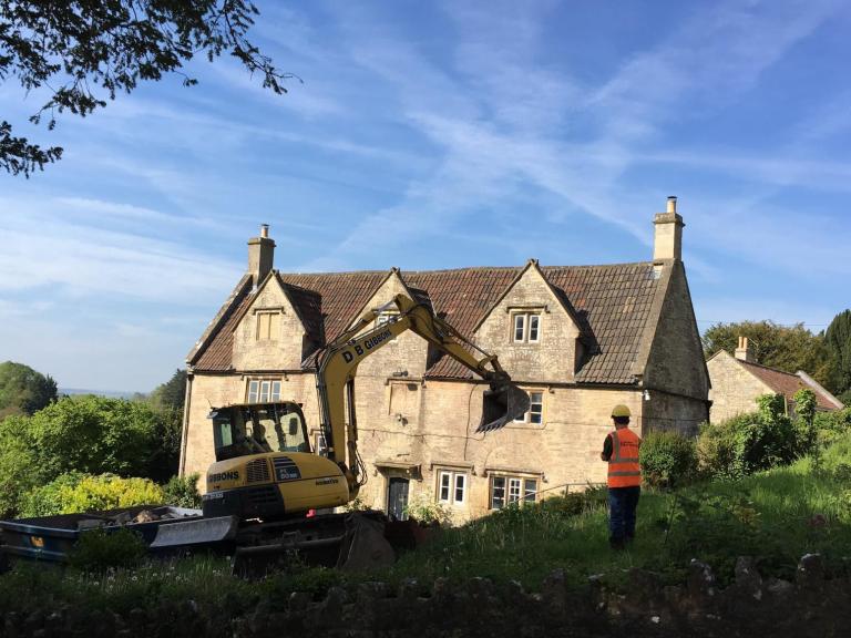 A view of the Packhorse Inn, Bath, with archaeologist in foreground
