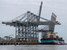 Unloading cargo at DP World London Gateway