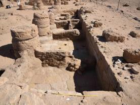 Mudbrick walls dividing the Sanam Temple courtyard